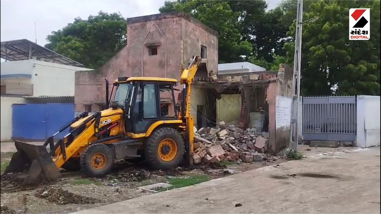 Dwarka News: Salaya Municipality Demolishes Dilapidated Toilet Near Pond in Dwarka