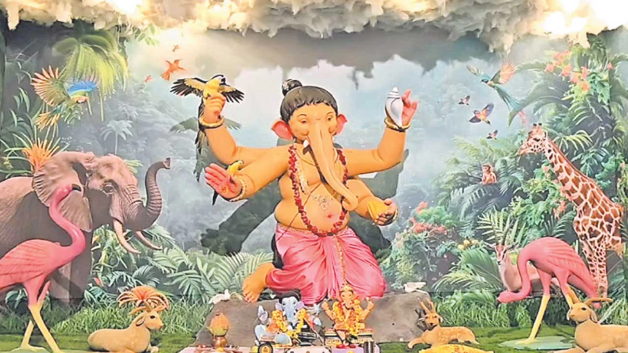 Panchmahal: શ્રીમાળી શેરી યુવક મંડળ દ્વારા વનતારા થીમ પર મંડપની સજાવટ