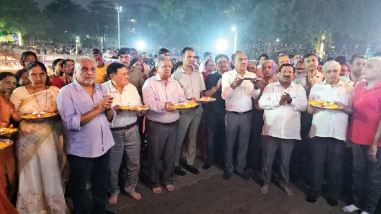 Vapi: વાપી ખાતે 'આશીર્વાદનો દીપ' કાર્યક્રમ 25 હજાર દીવડાઓથી ઝળહળ્યું મંદિર