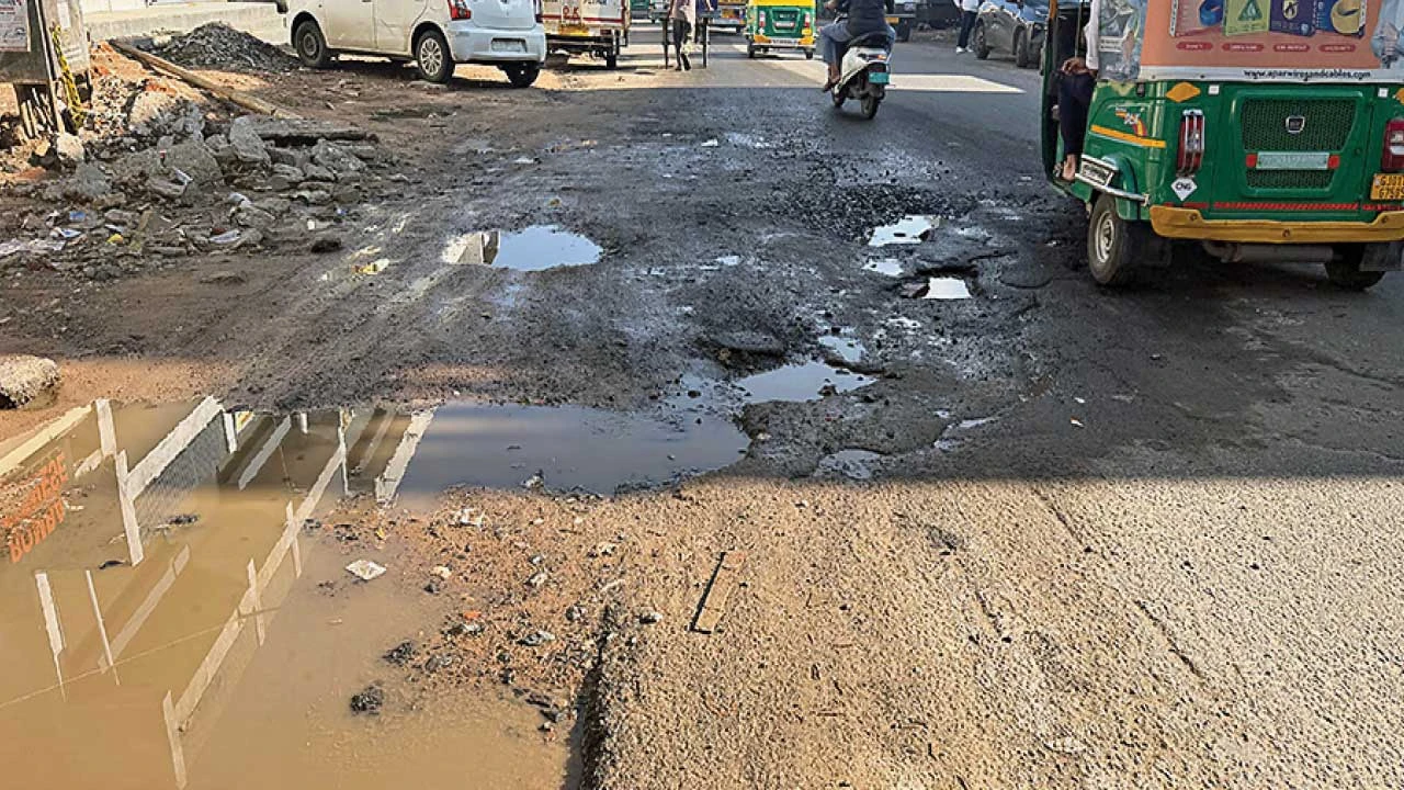 Ahmedabad : નરોડા પાટીયાથી કુબેરનગર રેલવે ક્રોસિંગ સુધીનો માર્ગ બિસ્માર બન્યો