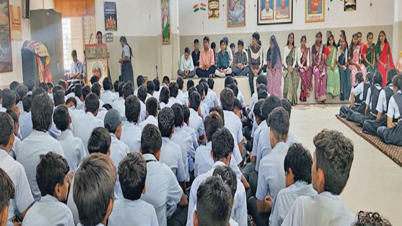 Kadi :ધરમપુરની ટી.ઓ. પટેલ હાઈસ્કૂલમાં શિક્ષકદિનની ઉજવણી કરાઈ