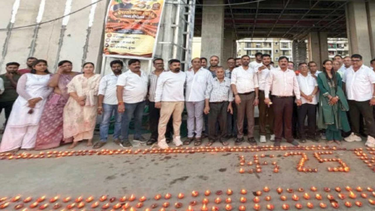 Vapi : વડાપ્રધાનના જન્મદિને ડુંગરા સ્ટેશને દીવડા પ્રગટાવાયા