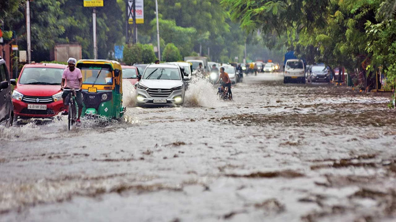Ahmedabad : શહેરમાં 5 ઈંચ વરસાદ : સિંધુભવન, સાઉથ બોપલ સહિત 235 સ્થળોએ પાણી ભરાયા