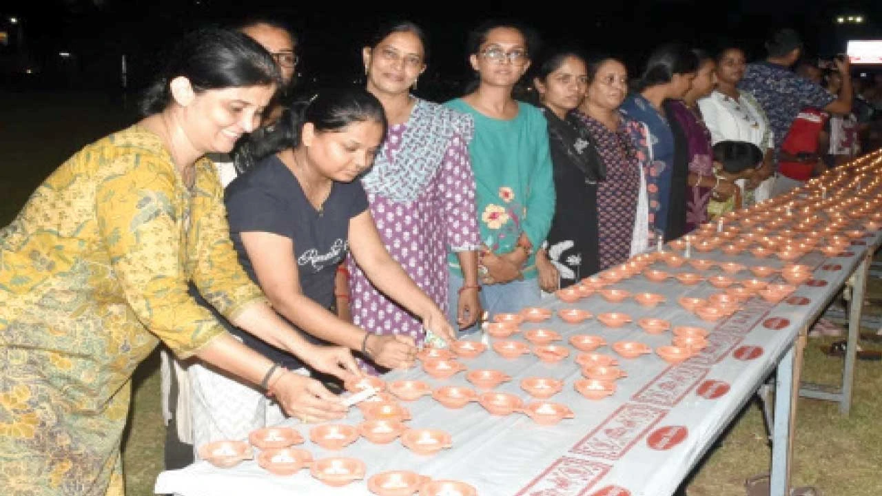 Navsari : નવસારીમાં 'એક દીવો આશીર્વાદ'નો કાર્યક્રમ, દેશની સુખાકારી માટે પ્રાર્થના