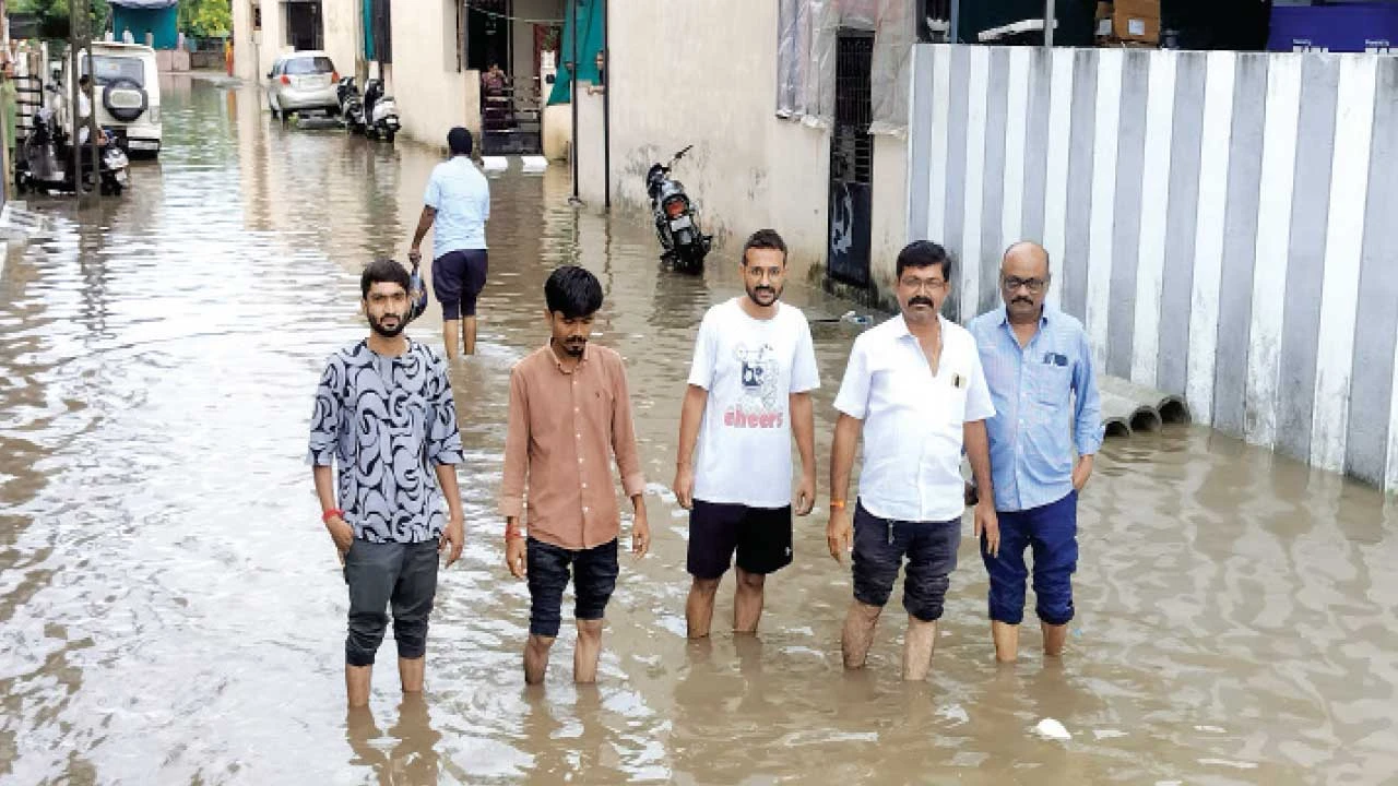 Dabhoi: શિનોર ચોકડી પાસેનો સોસાયટી વિસ્તાર બેટમાં ફેરવાયો