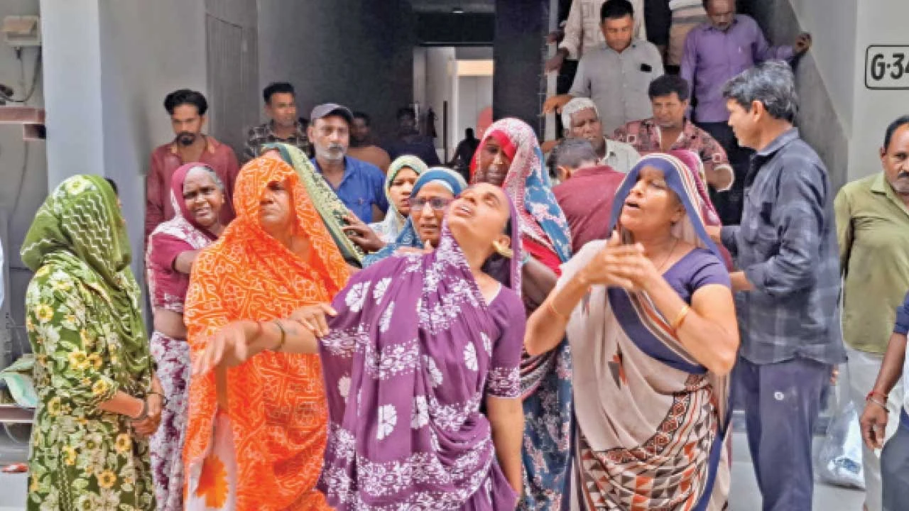 Mahesana :પેનલ PM, પોલીસની દરમિયાનગીરીથી પરિવારે મૃતદેહ સ્વીકાર્યો