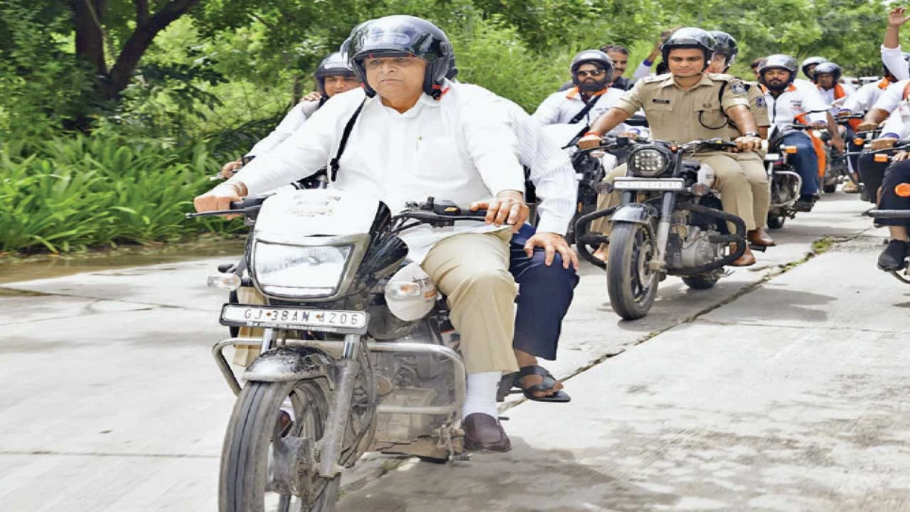 Gandhinagar : CMએ સાણંદમાં બાઈક ચલાવ્યું, ચિલોડાથી યાત્રામાં ડે.CM સરદાર જન્મ સ્થળે પહોંચ્યા