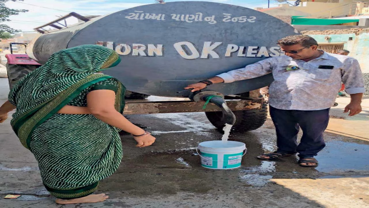 Banaskantha : ભાભર પાલિકા દ્વારા પાણીનાં 15 ટેન્કરોની વ્યવસ્થા ઉભી કરાઈ