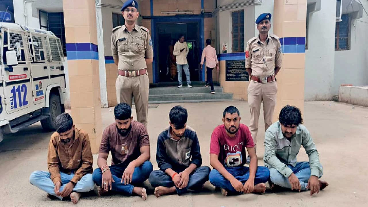 Kadi :સિગારેટ-પાણીના પૈસા માંગતાં નવ શખ્સોનો ધમાલ, દુકાનમાં તોડફોડ કરી રૂ.7,400ની લૂંટનો આક્ષેપ