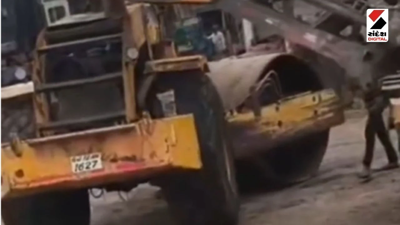 Kutch News: Out-of-Control Road Roller Causes Panic in Anjar, Hits Bolero Car viral video