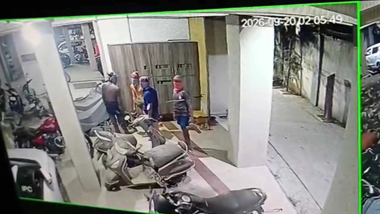 Entry of 'Chaddi Baniyaan Gang' in Hathijan, Ahmedabad