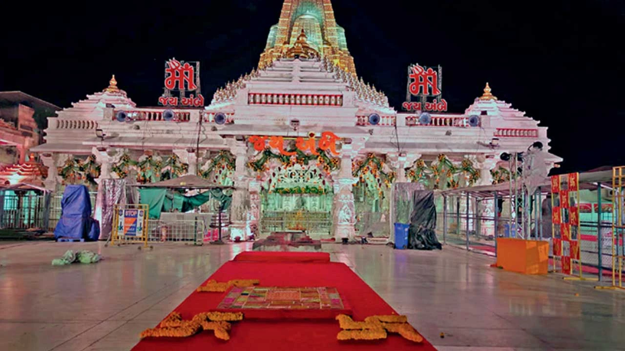 મહિષાસુર નામના રાક્ષસનો સંહાર કરીને આદ્યશક્તિ અંબા મહિષાસુર મર્દિની કહેવાયા