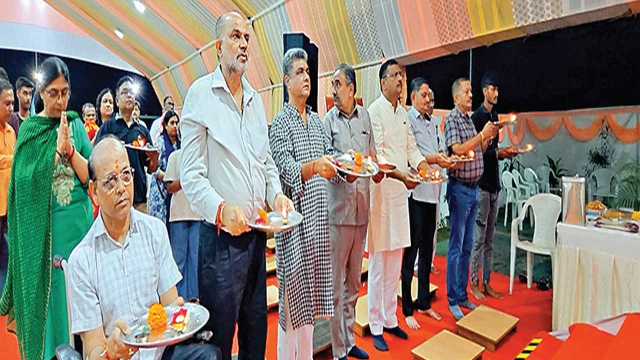 ગાંધીનગર સે-22 ગણેશોત્સવમાં શ્રોતાઓએ મ્યુઝિકલ નાઇટમાં સંગીતનો ભરપૂર આનંદ માણ્યો