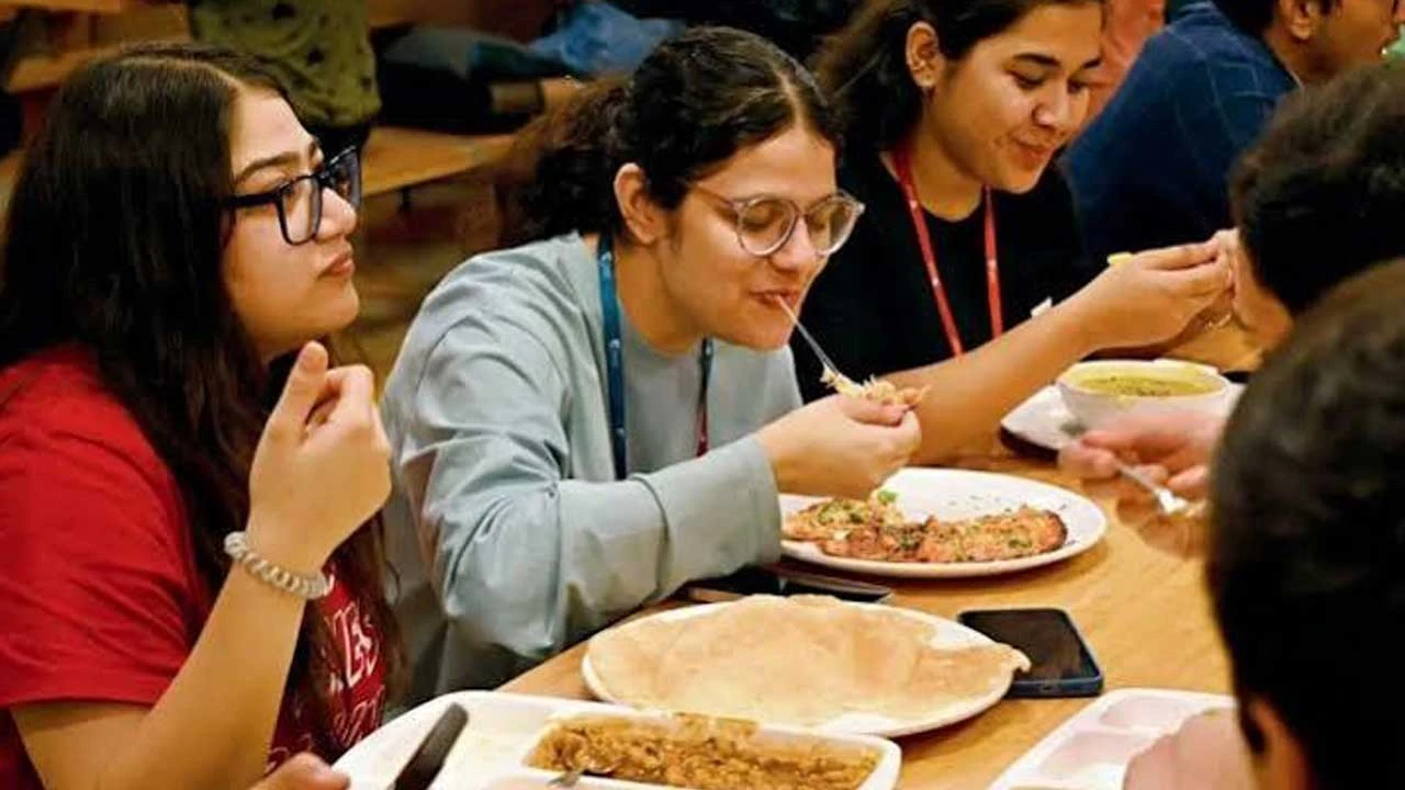Ahmedabad: વિદ્યાપીઠમાં વિદ્યાર્થીઓના આરોગ્ય સાથે ચેડા, કેન્ટીનમાં અખાદ્ય ભોજનનો આક્ષેપ