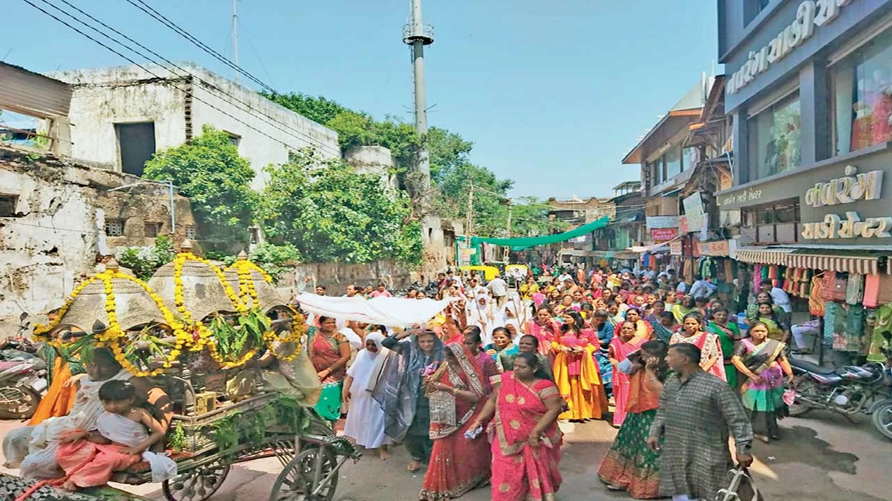 વિરમગામમાં શાસન દેવની ભવ્ય શોભાયાત્રા