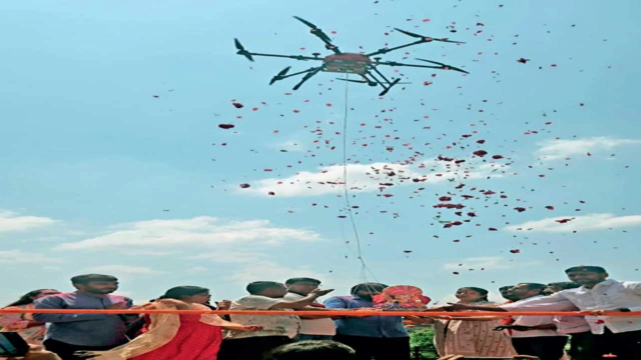 Mahesana: ડ્રોન ટેક્નોલોજીથી અનોખું ગણપતિ વિસર્જન