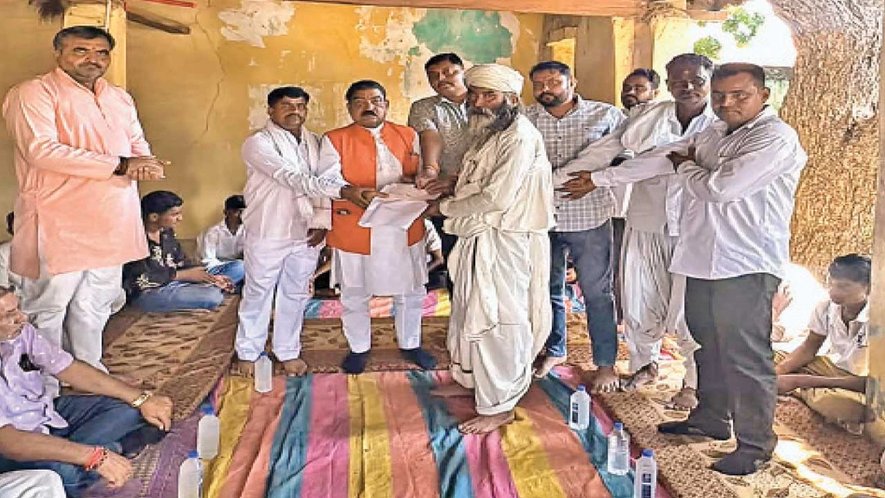Patan : વૌવા ગામના અસરગ્રસ્ત પશુપાલકોને સહાયના ચેક વિતરણ કરાયાં