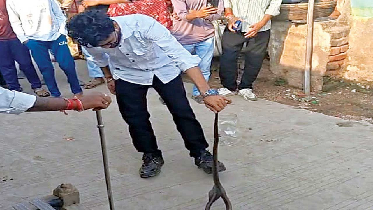ભરૂચ: ઘરની છત પરથી કોબ્રા પટકાયો, પરિવારજનોમાં ફેલાયો ગભરાટ
