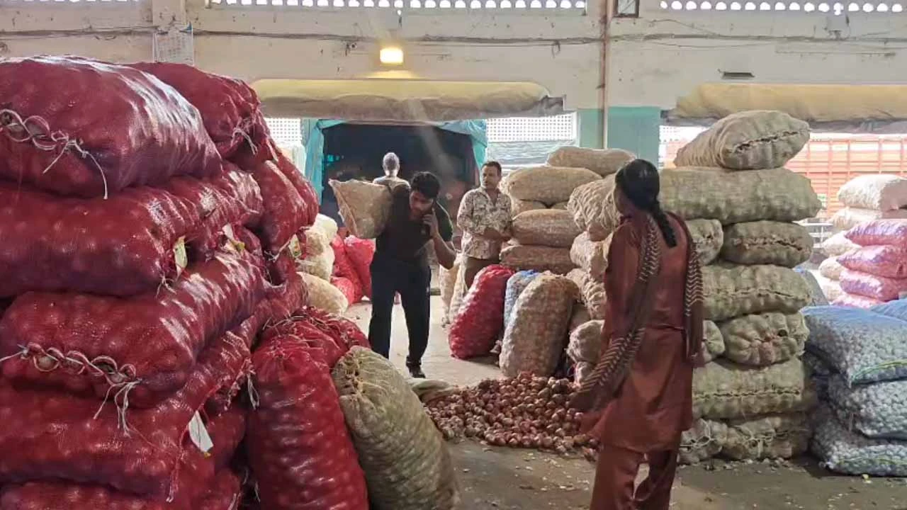 Onion prices increase in Surat