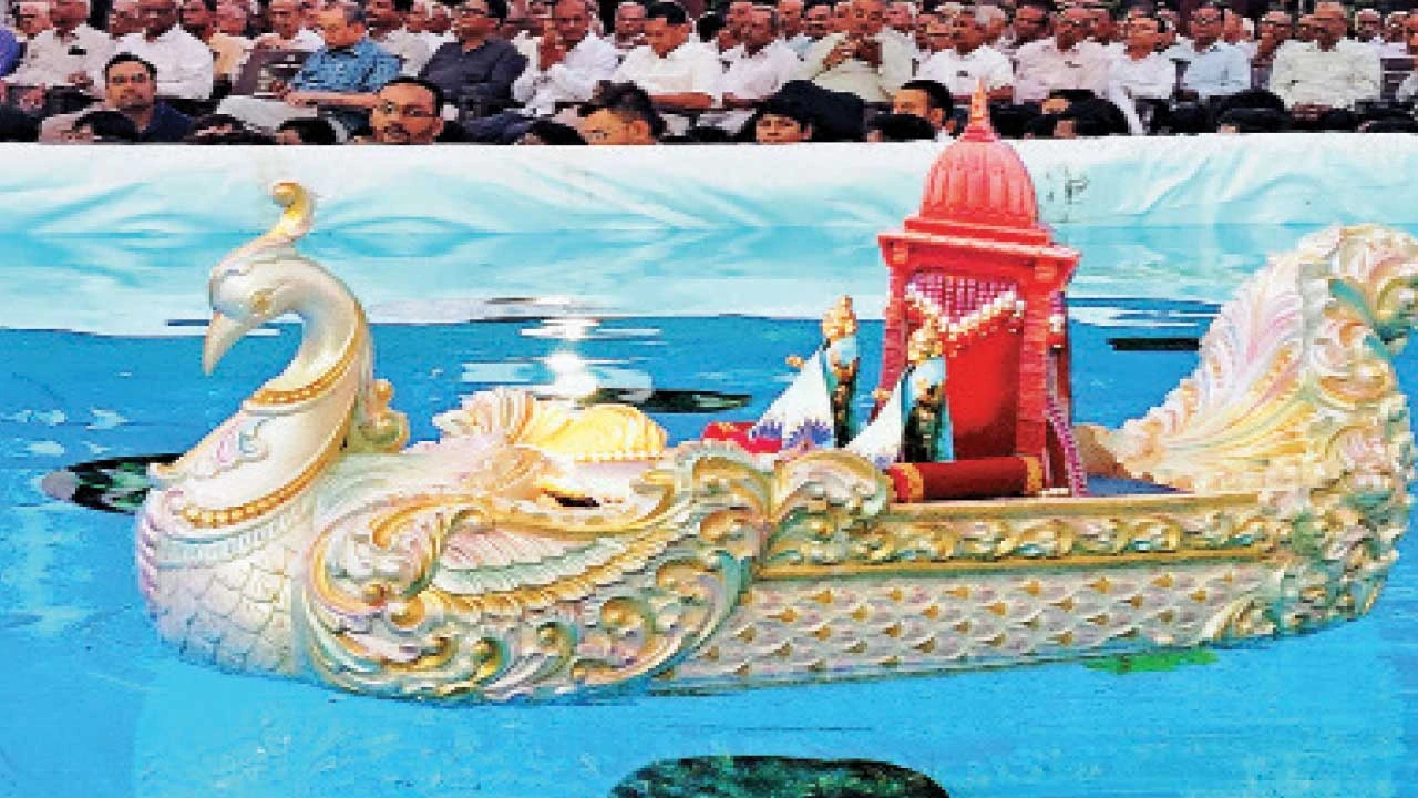 ભાવનગર: અક્ષરપુરુષોત્તમ મહારાજનું ભવ્ય નૌકા જળ વિહાર, ભક્તો થયા પ્રસન્ન