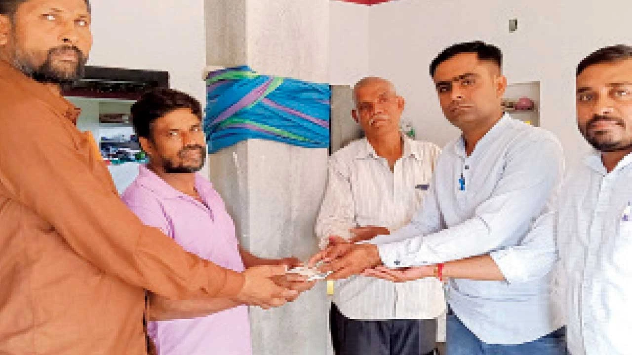 છોટાઉદેપુર: ગોયાવાંટ ગામના આગ પીડિત પરિવારોને શિક્ષકો દ્વારા આર્થિક સહાય
