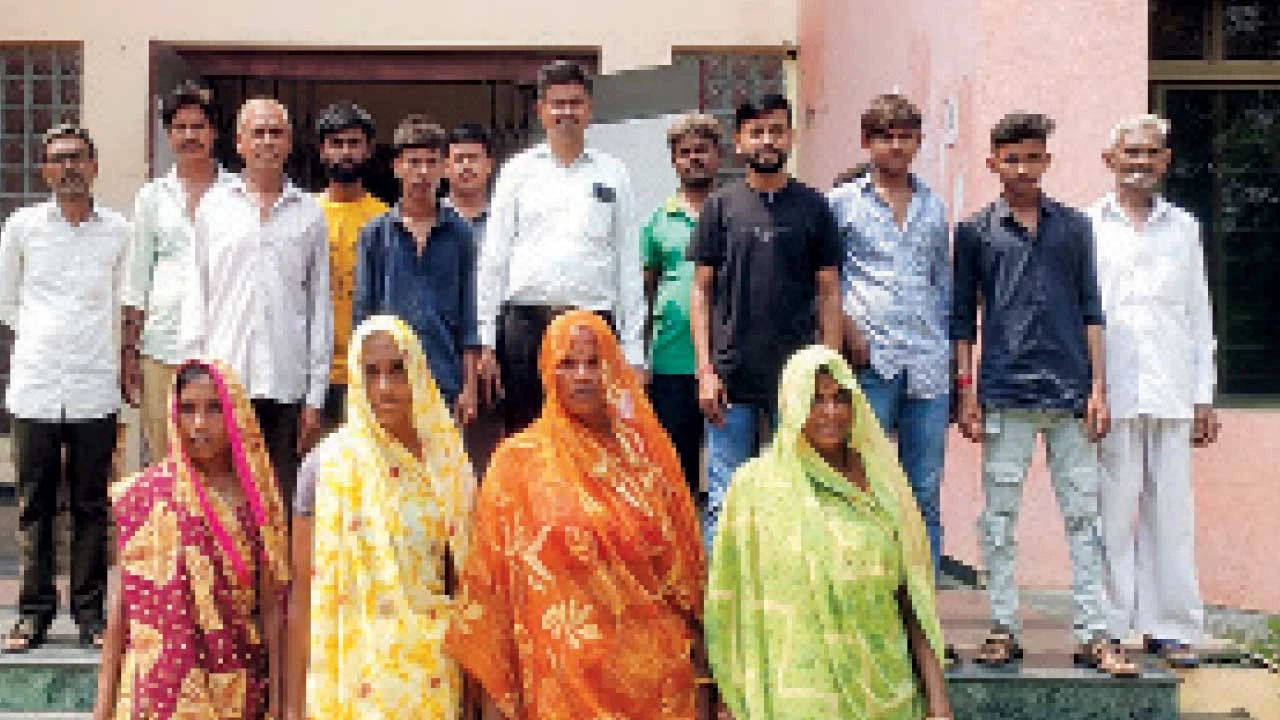 ડેસર તાલુકા સેવા સદન: ઓનલાઇન સ્વાગત કાર્યક્રમમાં અરજદારોની ઉપસ્થિતિ અને રજૂઆતો.