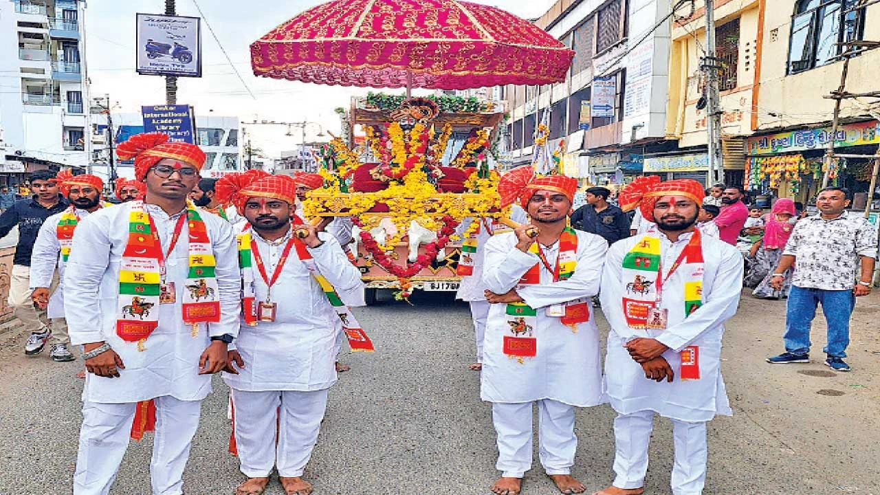 ગોધરામાં બાબા રામદેવપીરની ભવ્ય જન્મજયંતી શોભાયાત્રા: સમસ્ત મારવાડી અને સિંધી સમાજનો ઉત્સાહ