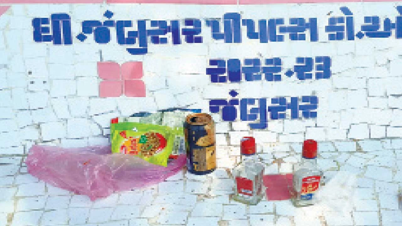 ભાવનગર: જંબુસરની નવયુગ વિદ્યાલયના મેદાનમાં રાત્રિ દરમિયાન દારૂની મહેફિલો, પોલીસ મૌન