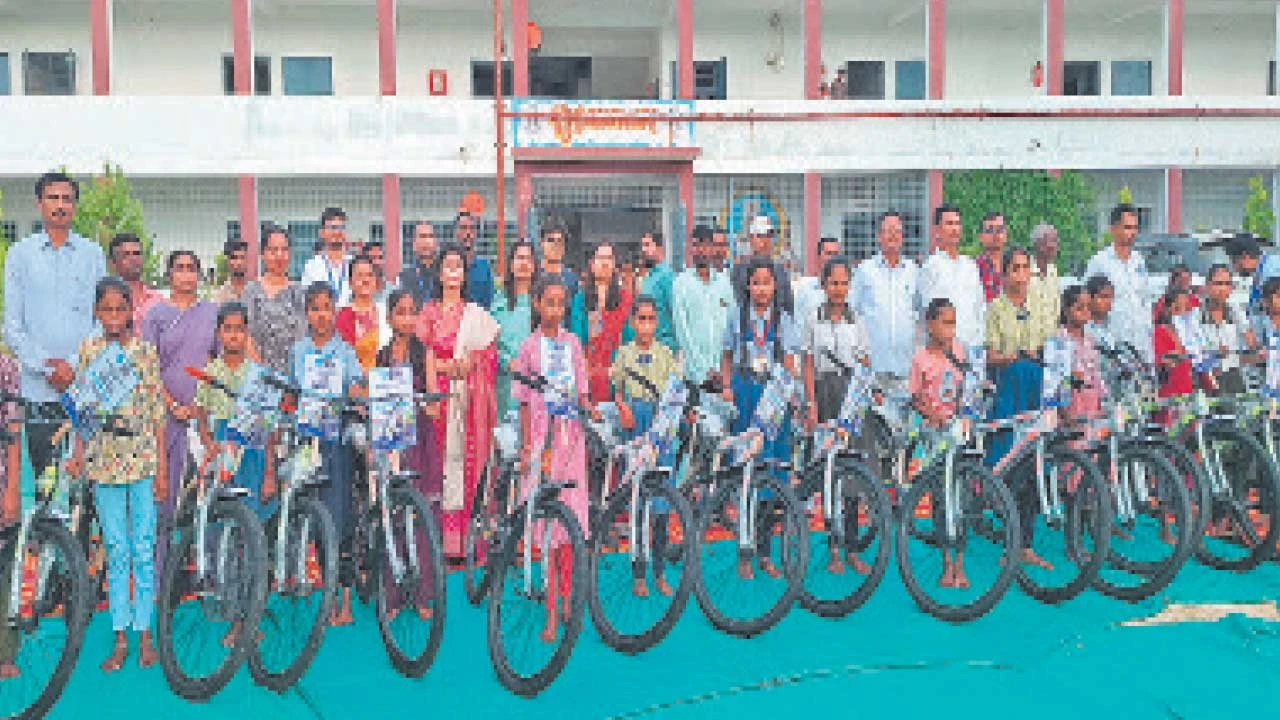 Panchmahal : કણજિયા પ્રાથમિક શાળા ખાતે વિદ્યાર્થિનીઓને સાઇકલ વિતરણ કરાઈ