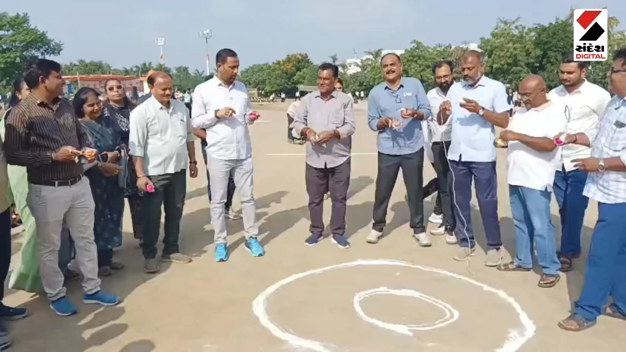 Amreli News: Energy Minister Kaushik Vekariya and Leaders Play Traditional Games with Kids