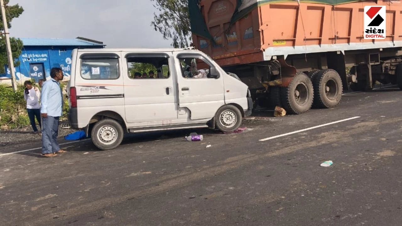 Surendranagar News: 3 Dead as Eeco Car Hits Trailer and Driver Dies of Electric Shock
