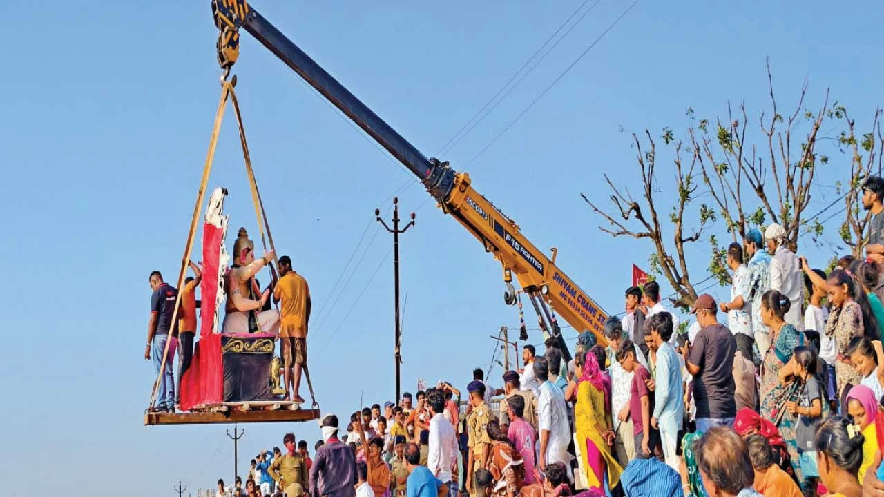 બાલાસિનોર શહેરમાં 100 થી વધુ શ્રીજીની મૂર્તિનું ભક્તિભાવપૂર્વક સુદર્શન તળાવ ખાતે વિસર્જન.