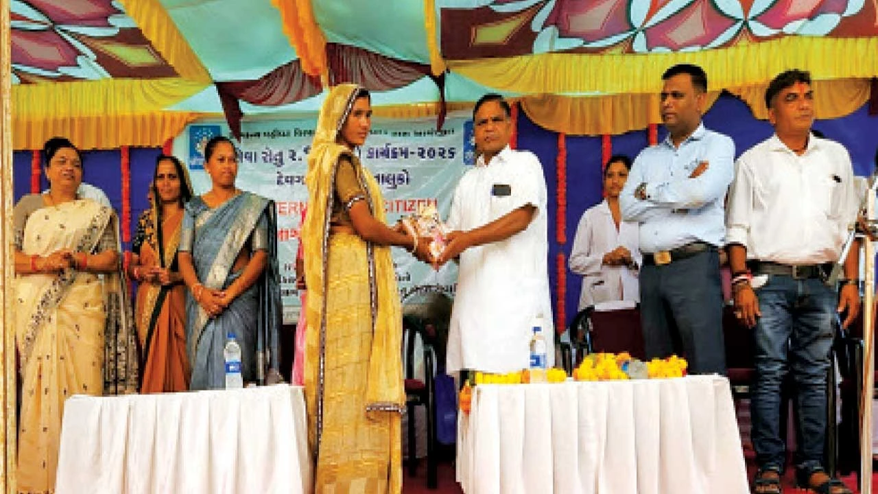 Dahod: દેવગઢબારીઆના ફાંગીયા ગામની પ્રાથમિક શાળા ખાતે સેવાસેતુ કાર્યક્રમ યોજાયો