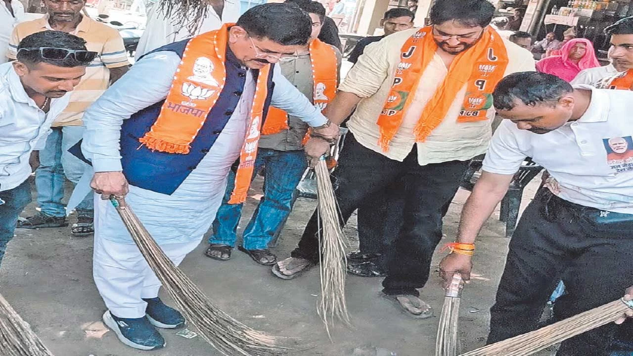 મહીસાગરના યુવકો વડનગર-વારાણસી સેવા યાત્રામાં જોડાયા, બાઇક પર કરી રહ્યા પ્રવાસ