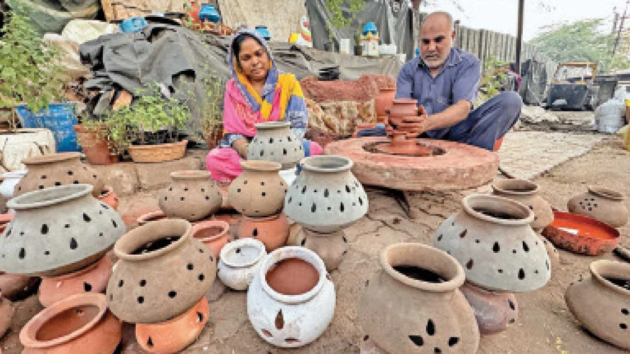 Rajkot : આસ્થાના દીવડાઃ નવરાત્રિ નજીક આવતાં તૈયાર થતાં કલાત્મક ગરબા
