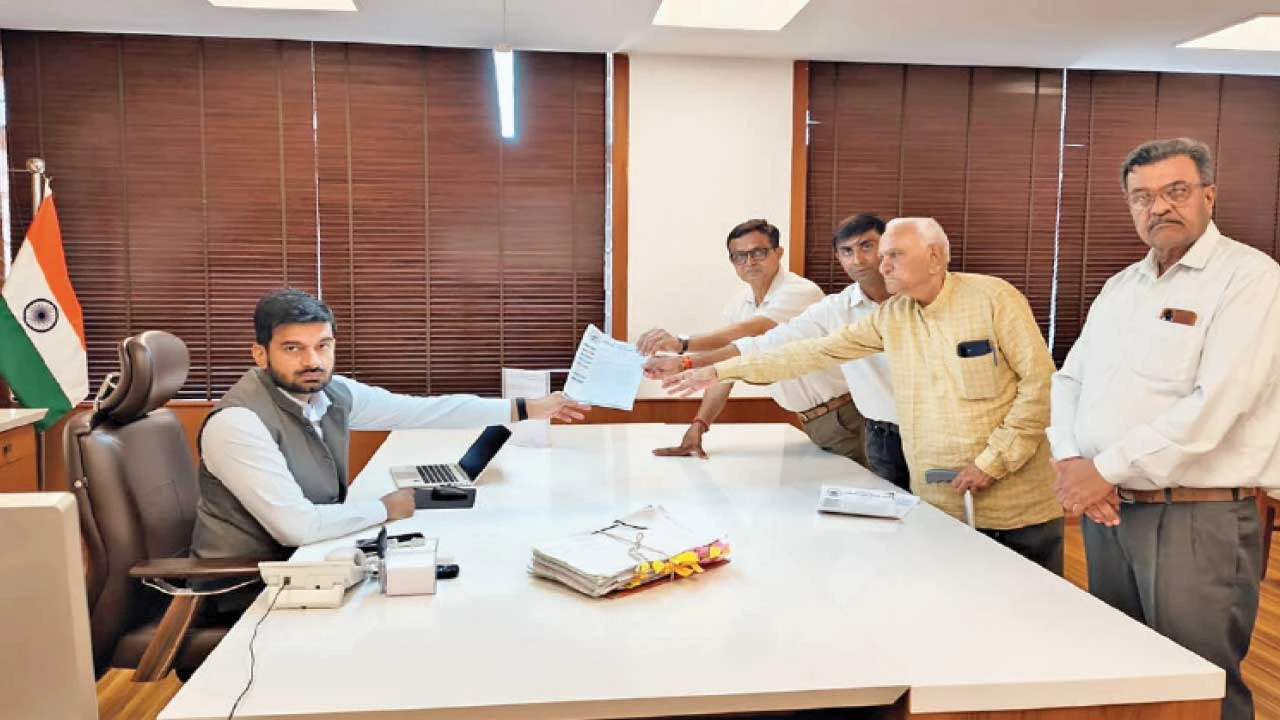 સ્વનિર્ભર શાળા સંચાલક મહામંડળ દ્વારા પડતર પ્રશ્નોના ઉકેલ માટે આવેદનપત્ર