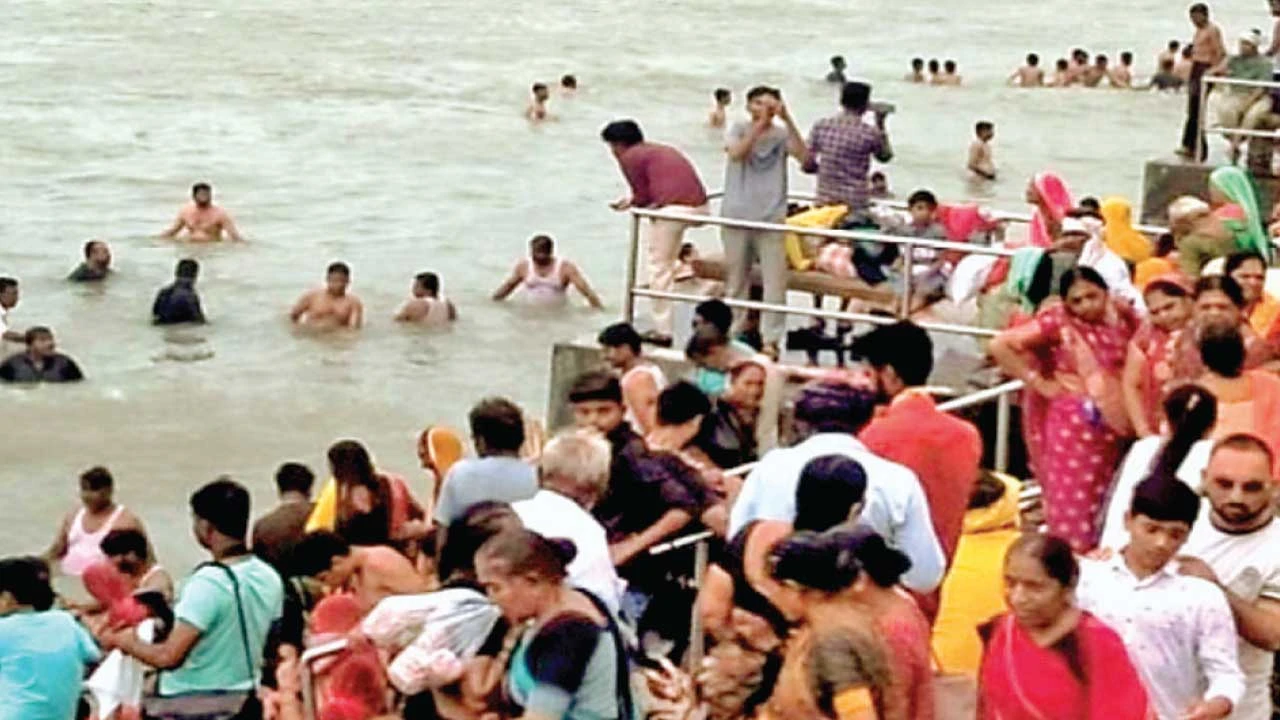 Dwarka: દ્વારકામાં ભાવિકોએ ભગવાનના દર્શન કરી ગોમતી સ્નાન કર્યું