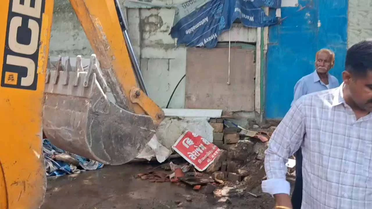 The system's response to pressures in Junagadh