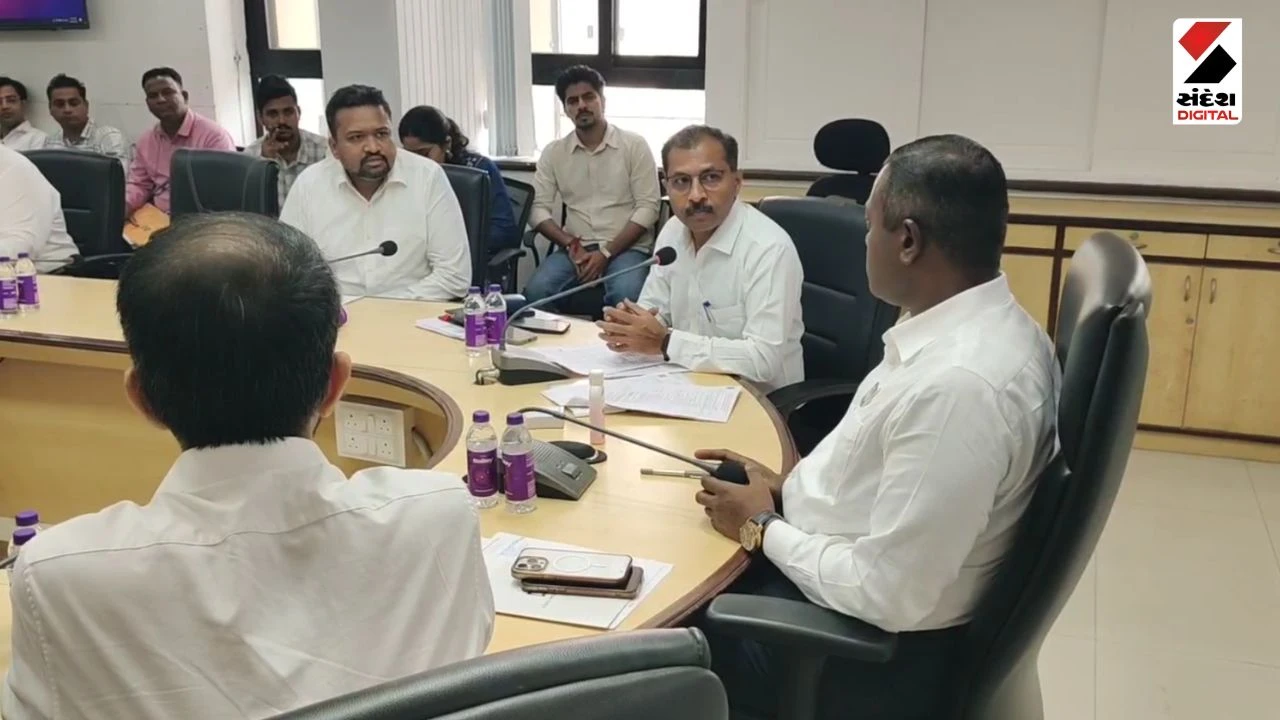 Vadodara News: VMC Commissioner Issues Notices to 16 Engineers Over Laxity