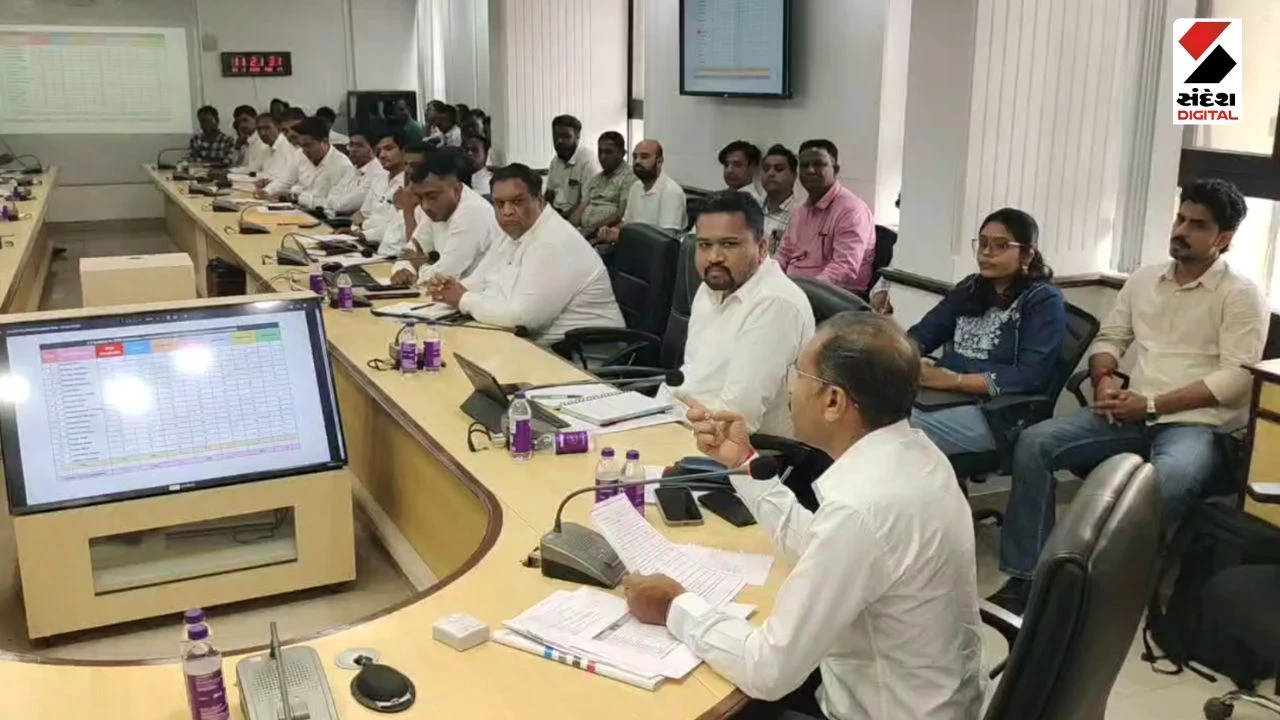Vadodara News: VMC Commissioner Issues Notices to 16 Engineers Over Laxity