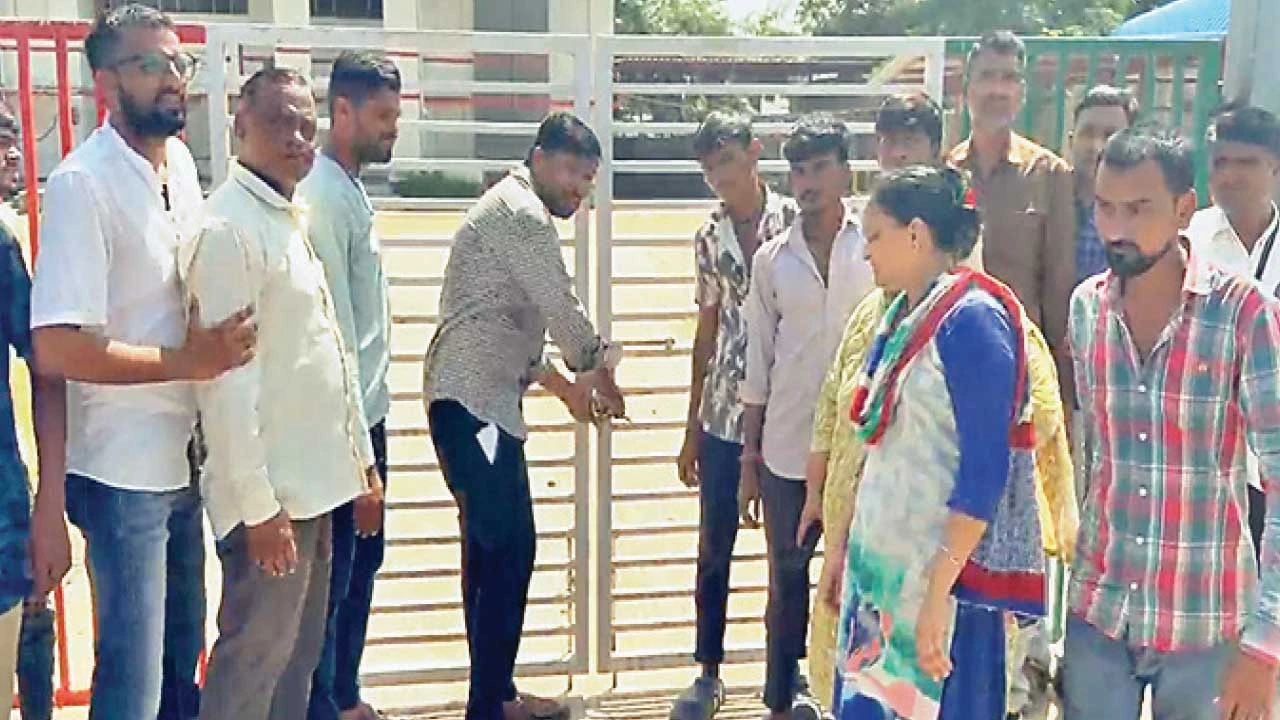 Ahemdabad : વાંસવાની પે સેન્ટર શાળામાં તાળાબંધી યથાવત