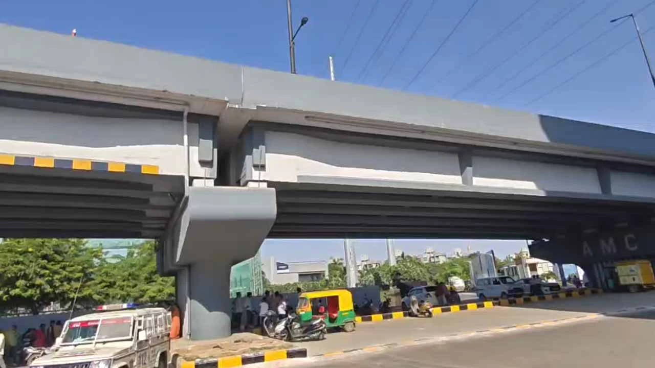 Youth commits suicide on Makarba overbridge in Ahmedabad