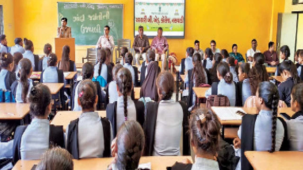 નસવાડી સરકારી B.Ed. કૉલેજમાં ગાંધી જયંતીની ભવ્ય ઉજવણી: સત્ય, અહિંસા અને સ્વચ્છતાના મૂલ્યો પર ભાર