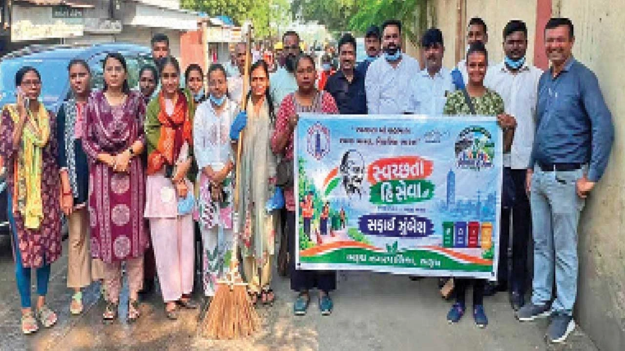 ભરૂચ પાલિકા દ્વારા સ્વચ્છતા હી સેવા અભિયાન અંતર્ગત રેલવે સ્ટેશનથી ગોદી રોડ સુધી સફાઈ