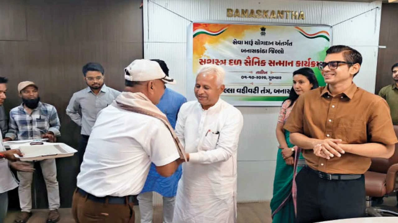 Palanpur : બનાસકાંઠા જિલ્લા વહીવટી તંત્ર દ્વારા માજી સૈનિકોનું વિશેષ સન્માન કરાયું