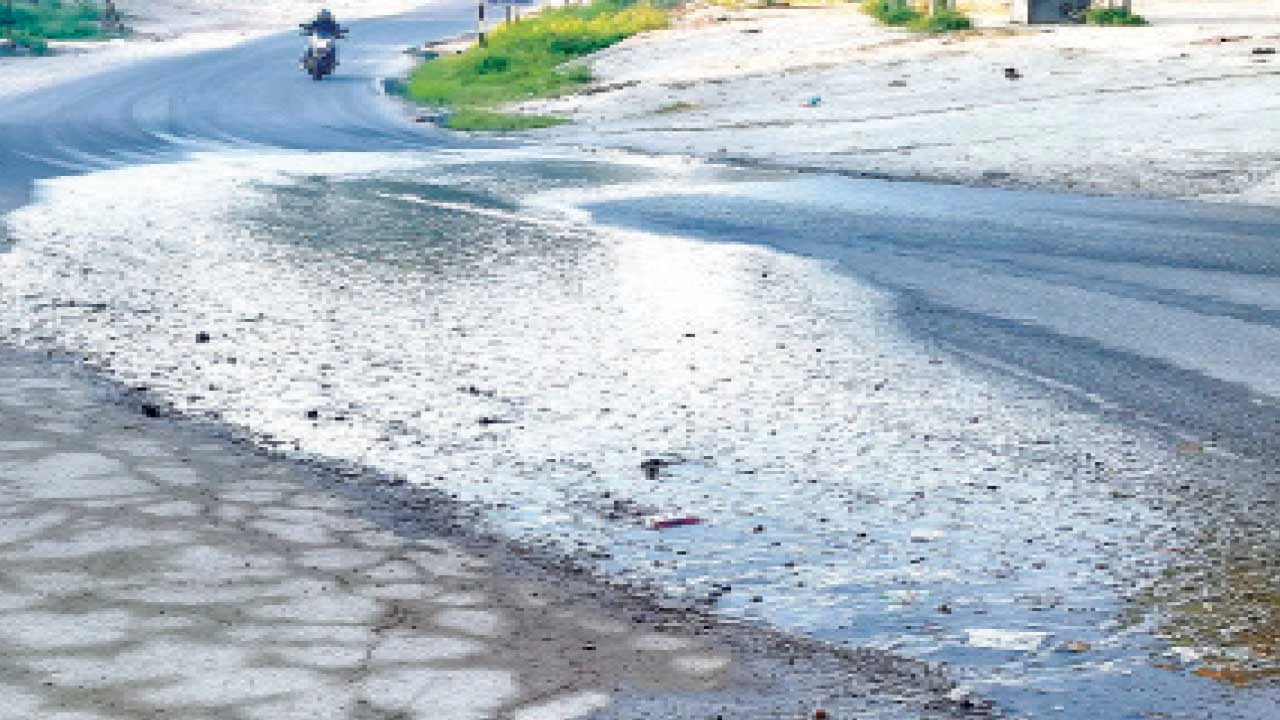 છોટાઉદેપુર: સંખેડા-હાંડોદ માર્ગે જંગલ ખાતાની ઓફિસ પાસે પાણીની લાઇનમાં મોટા લીકેજથી વાહનચાલકો હેરાન.