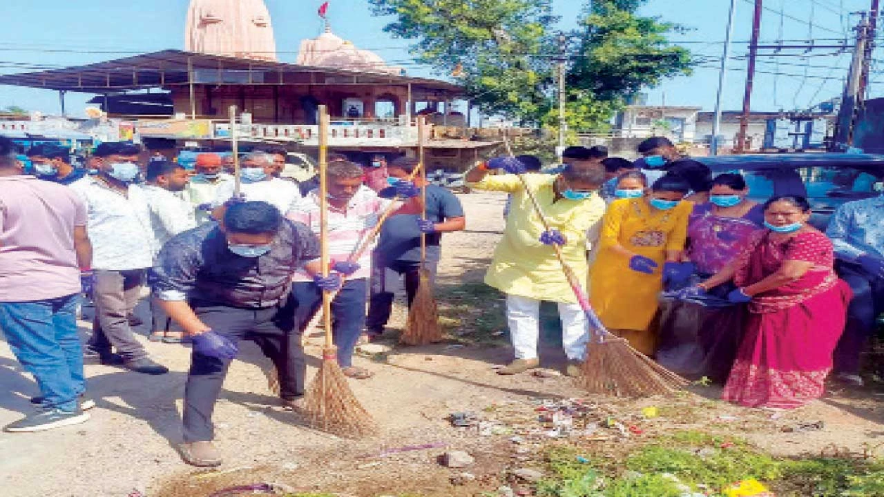 Vadodara : વાઘોડિયા નગરપાલિકા દ્વારા વાઘનાથ મહાદેવના મંદિર પાસે સ્વચ્છતા અભિયાન
