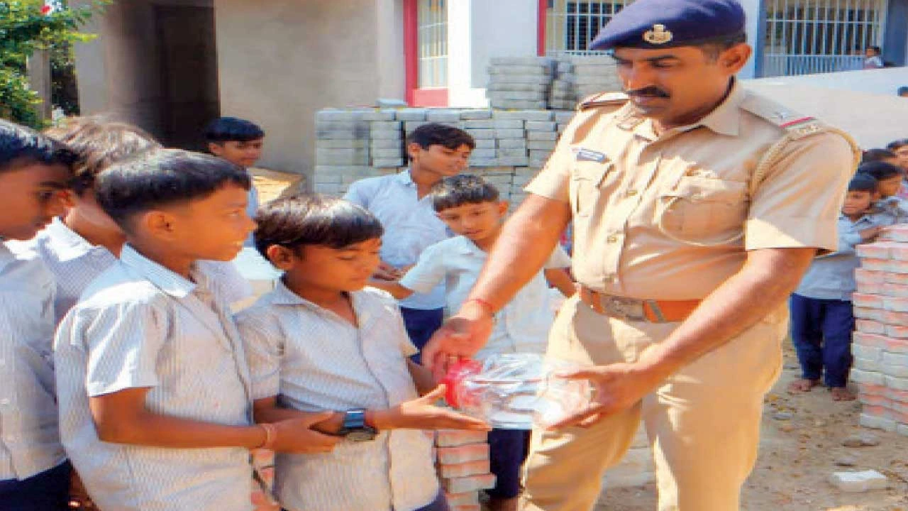Chhota udepur : છોટાઉદેપુરના લુણી પ્રાથમિક શાળામાં સાપ નીકળતા વનવિભાગે રેસ્ક્યૂ કર્યું