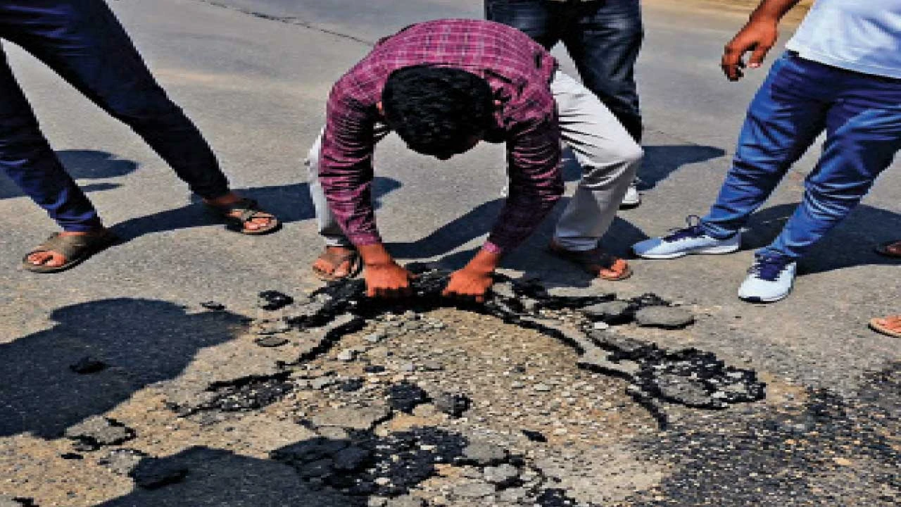 રાજકોટ: લોઠડા-સરધાર 16 કિ.મી. રોડની હાલત અત્યંત ખરાબ, ડામર હાથમાં નીકળી રહ્યો