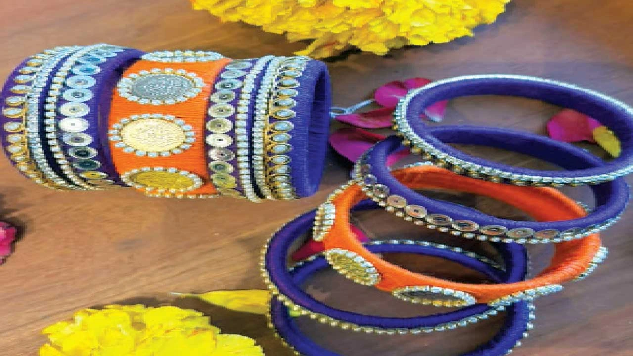 વડોદરા: નવરાત્રિ માટે ફેશન ડિઝાઇનર સુનિતા ઠક્કરે જૂના સિક્કાઓથી અનોખા ornaments બનાવ્યા